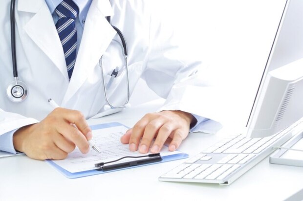 診察をする医者