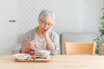 認知症の方の食事拒否とは？理由と対処法、注意点を詳しく解説