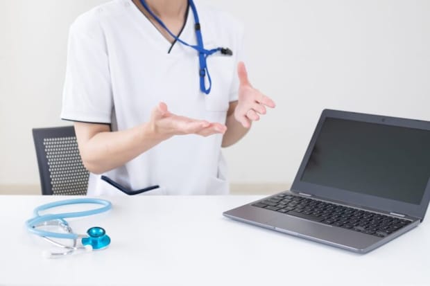 説明する看護師