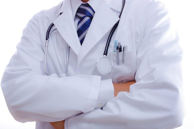 腕を組む男性医師