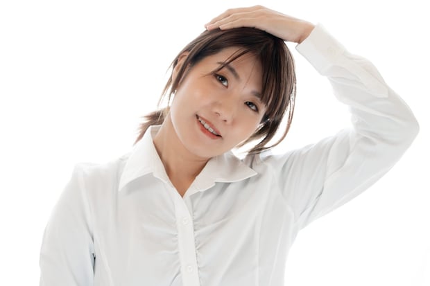 首と肩をストレッチする会社員の女性