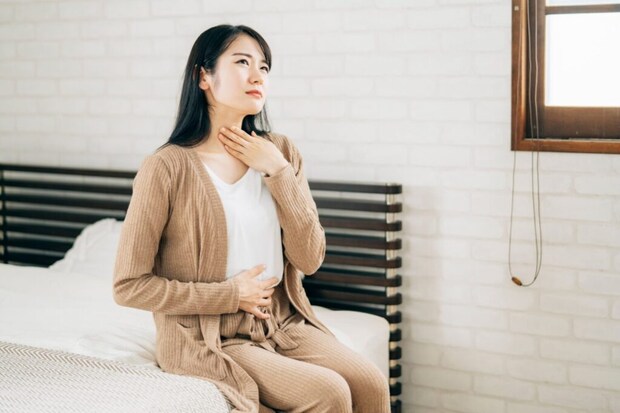 ベッドルームにいる女性