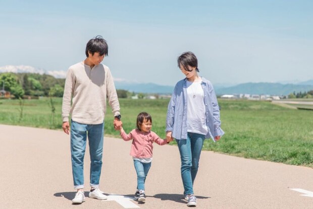 手を繋いで歩く家族・ファミリー（笑顔）