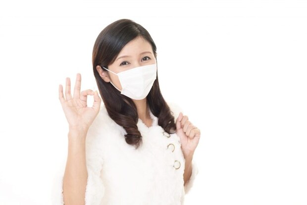 オッケーサインを出す女性