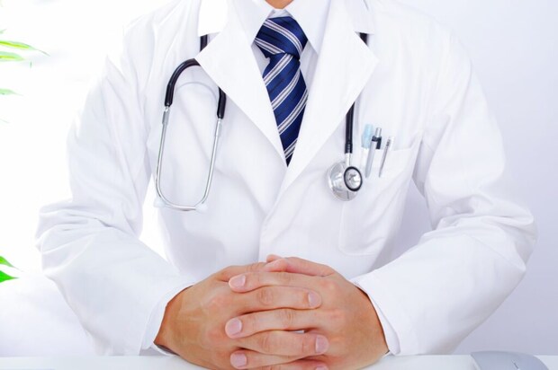 両手を組む医師
