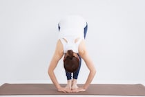 中高年の女性に多い「変形性股関節症」、ストレッチや筋トレで改善しなければ手術を