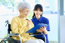 認知症と診断されると介護保険の給付を受け取れる？内容や手続きを解説