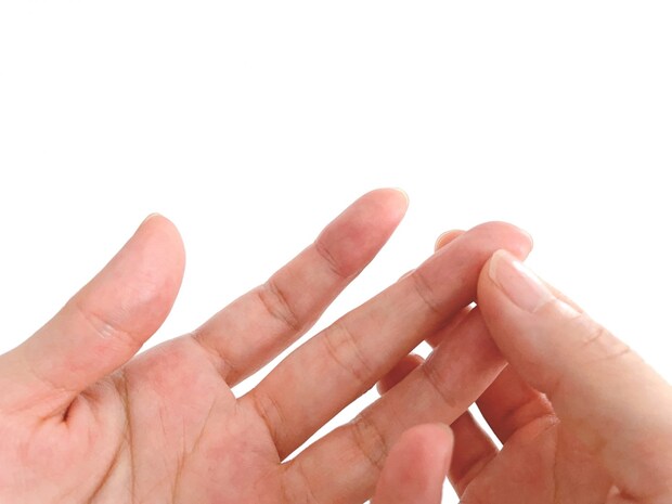 女性の手のポーズ