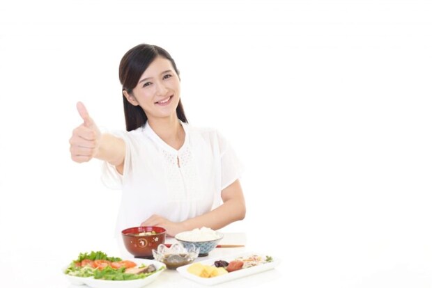 食事を楽しむ女性