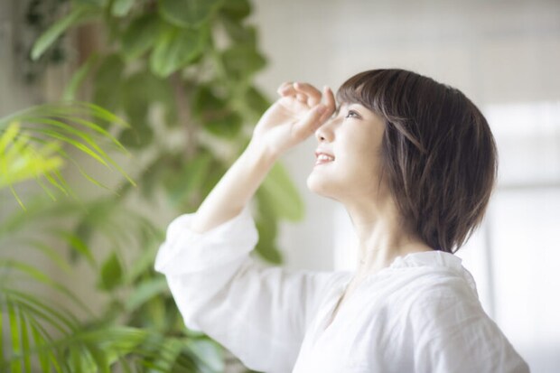 眩しそうな女性