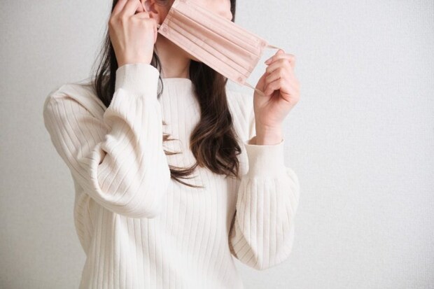 マスクをつける人