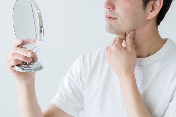 喉を気にする男性