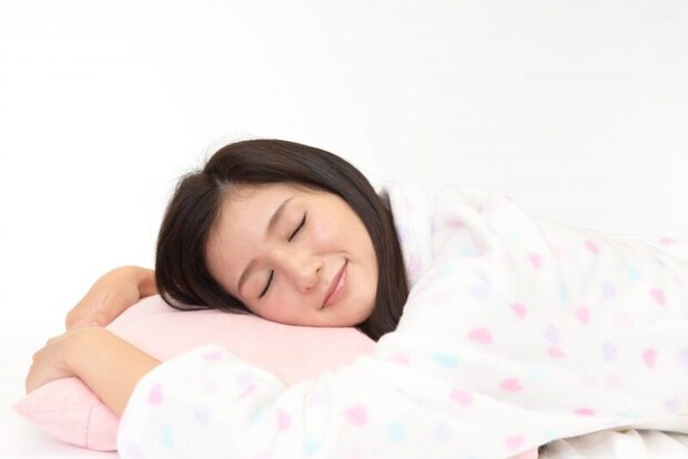 睡眠中の女性