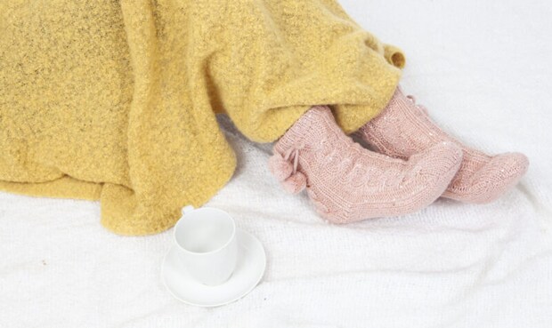 ひざ掛けをかけた女性の足