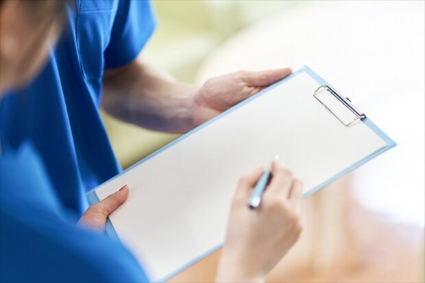 認知症の方のトイレをサポートする際の注意点と相談先