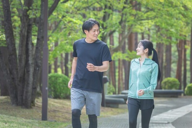 ウォーキングをする男女