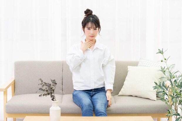 喉に違和感を覚える女性