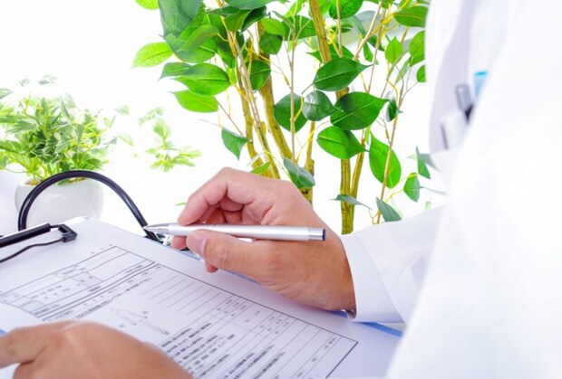 診察カルテと医者