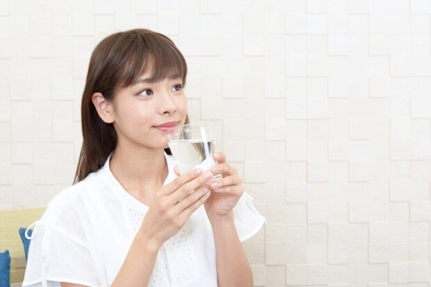 水を飲む女性