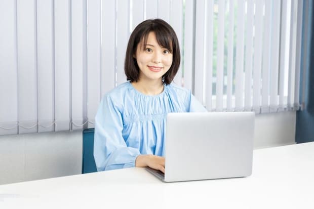 PCの前に座る女性