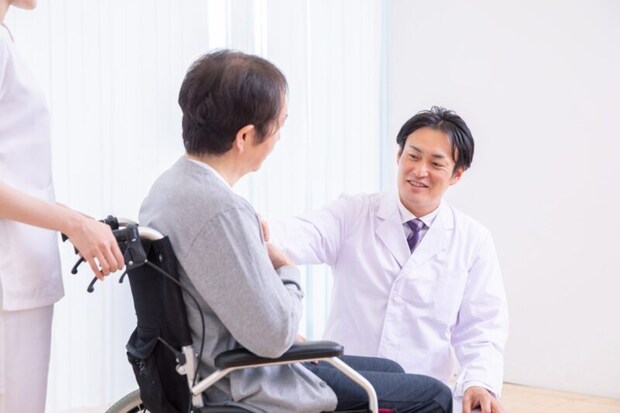 車椅子に乗る患者と医者