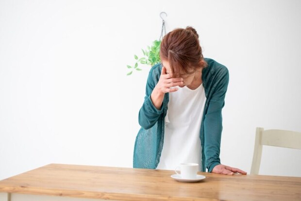 痛がる中高年の女性