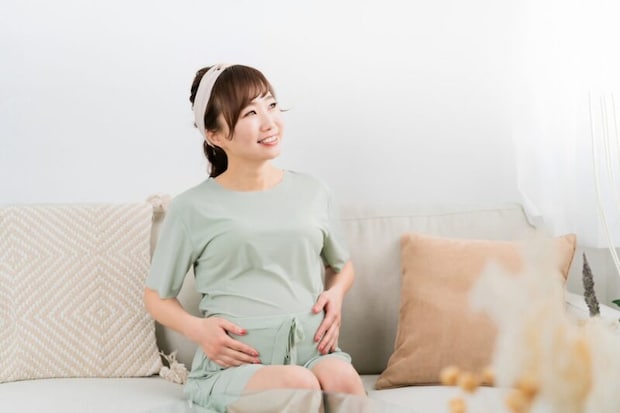 ソファに座る妊婦
