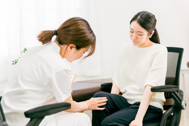 整形外科・リハビリにきたアジア人女性