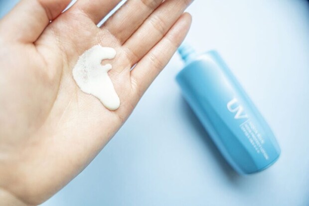 日焼け止めを塗る