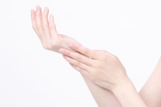 スキンケアをする女性