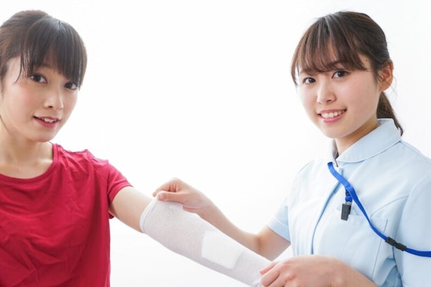 手当てをする看護師