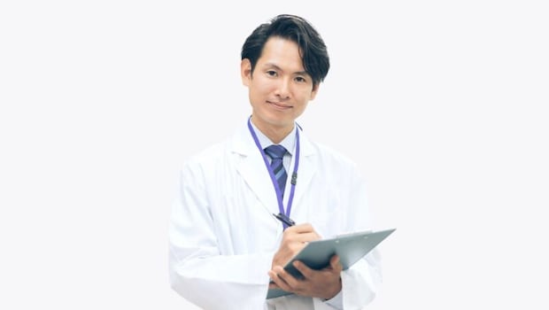 診察をする医師