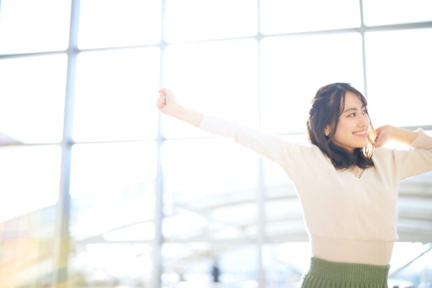 腕を伸ばす女性