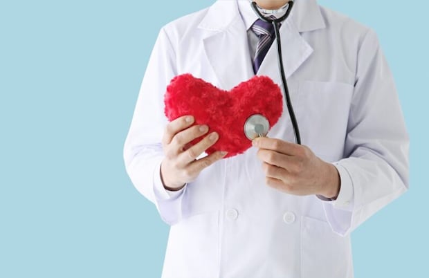 ハートに聴診器を当てる医者