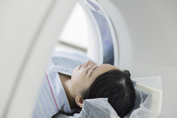 MRIを受けている女性