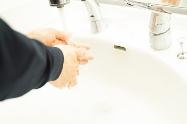 手洗いをする