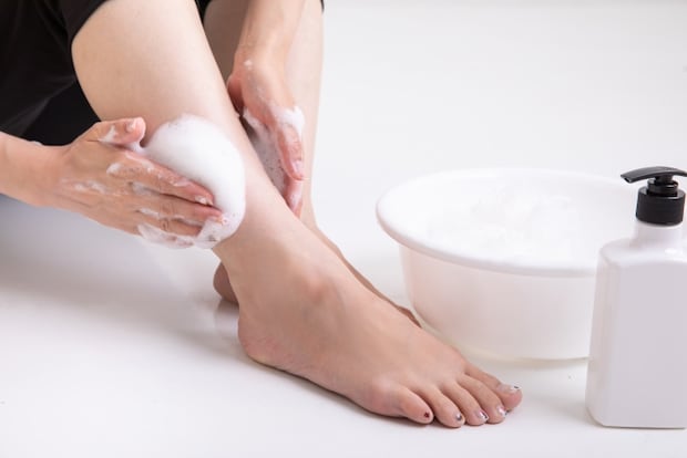 足を洗う