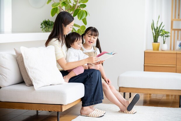絵本を読む親子