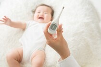 深夜に赤ちゃんが発熱したときの対処法を解説! 救急病院に連れて行った方がいいケースとは?