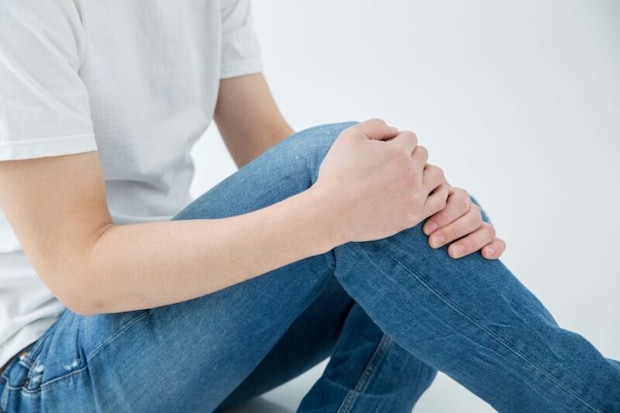 膝を抑える男性