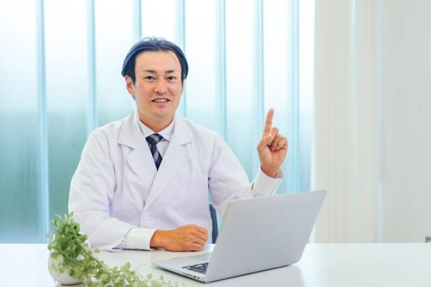ノートパソコンを使う男性医師