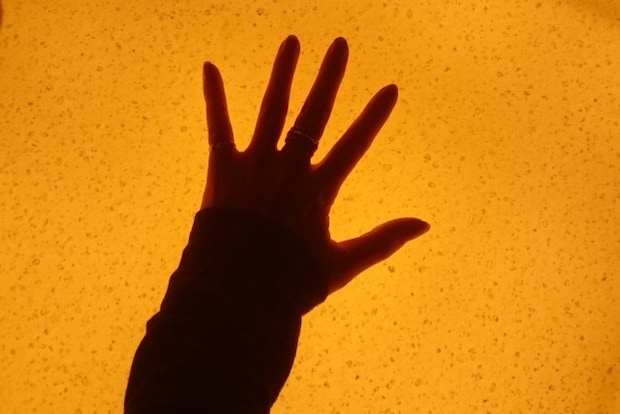 「手の震え」の原因はご存じですか? アルコール依存症の可能性も? 飲酒量が増える年末年始は注意!