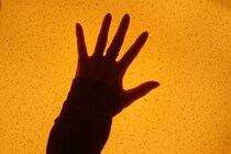 「手の震え」の原因はご存じですか? アルコール依存症の可能性も? 飲酒量が増える年末年始は注意!