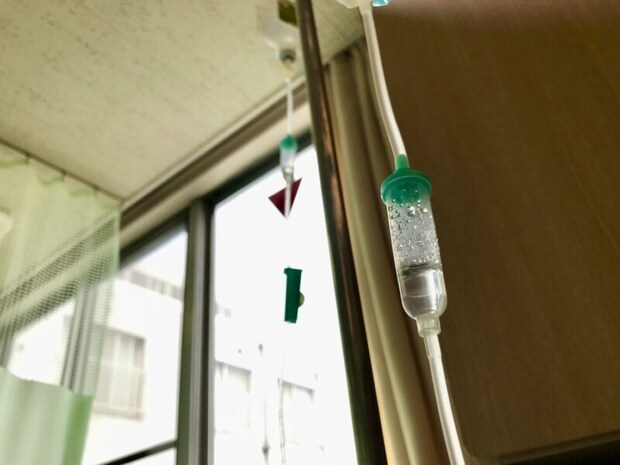 窓際の病室と点滴