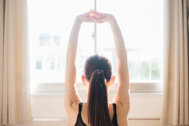 ストレッチをする女性