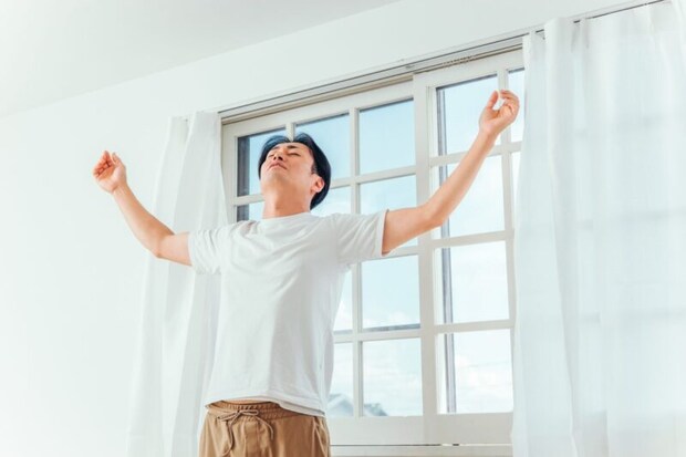 起床・深呼吸する男性