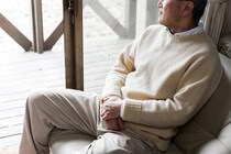 高齢者の認知症リスク 1日10時間以上座っていると増加