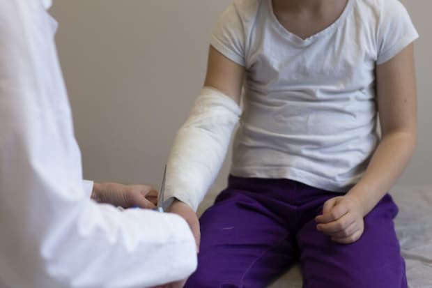 診察を受ける子供