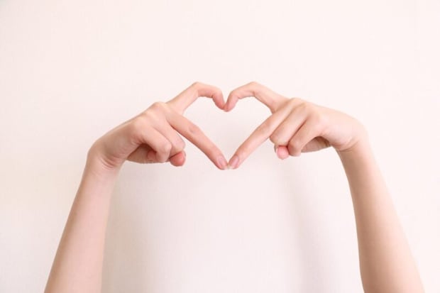 指でハートマーク