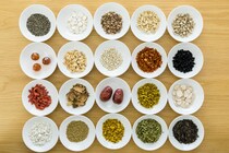 漢方薬は本当に効き目あるの？ 西洋薬との違いや特徴、メリット・デメリットを紹介